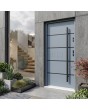 Grijze, minimalistische stalen voordeur voor een moderne woning met zwarte strepen