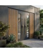 Zwarte aluminium dubbele deur met verticale lamellen en raam