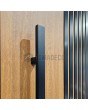 LIM RAIL6 - aluminium voordeur met zwarte verticale lamellen gemaakt van aluminium profielen