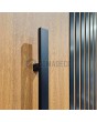 PIVOT RAIL6 - aluminium taatsdeur met zwarte verticale lamellen van aluminium profielen