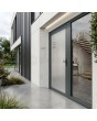Antracietkleurige aluminium voordeur met melkglazuur en transparant adres