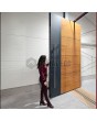 aluminium draaipunt voordeur met gouden eikenhouten decor