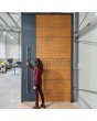 Antraciet aluminium voordeur met goudkleurig eikenhouten decor