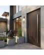 Voordeur van walnoothout en aluminium met verticale freespatroon